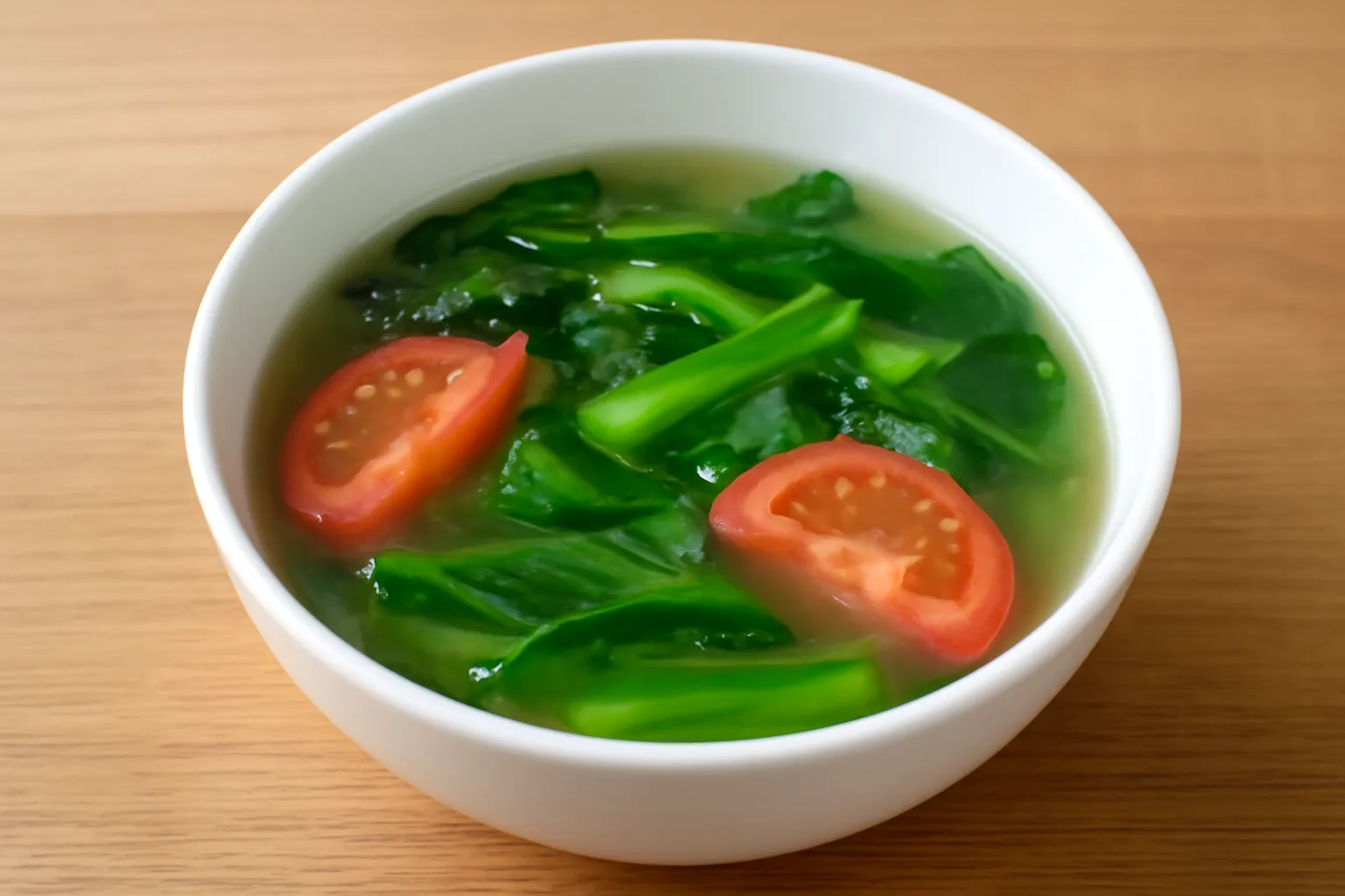 Tô canh trong với rau xanh và lát cà chua